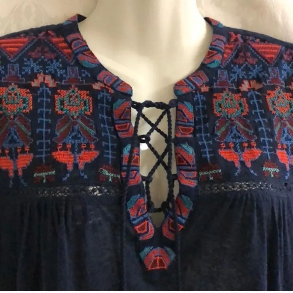 ✨ HP✨Lace Up Embroidered Top✨ - Picture 3 of 5